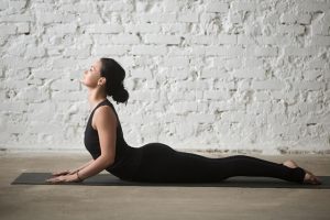 Cơ thể săn chắc nhờ 4 động tác yoga cơ bản này - giangyoga