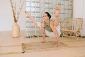 Tư thế Yoga con đom đóm- giangyoga.com