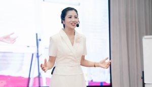 Giọng nói trong thiền của người hướng dẫn hay giáo viên yoga