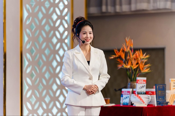 Cô Tuệ Giang hướng dẫn kỹ thuật giải phóng hơi thở, mở khẩu hình và đặt âm để nâng cấp giọng nói hiệu quả.