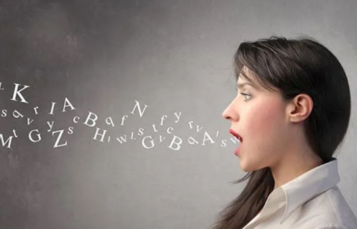 Giọng nói khàn đục, không rõ chữ