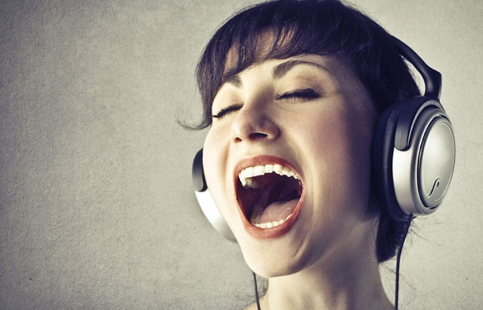 Luyện tập bằng cách phóng đại khẩu hình các nguyên âm