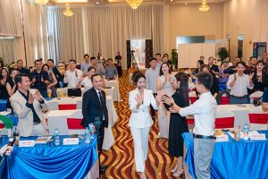 Cô Tuệ Giang giảng viên Yoga Voice chuyên nghiệp chỉ dẫn "biến" giọng nói thành năng lượng cho học viên