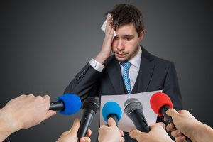 Giọng bị run khi phát biểu là hiện tượng âm thanh phát ra không đều và thiếu chắc.