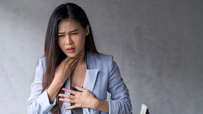 Người nói thường cảm thấy cổ họng nhanh mỏi hơn bình thường, đặc biệt sau vài giờ giao tiếp liên tục.