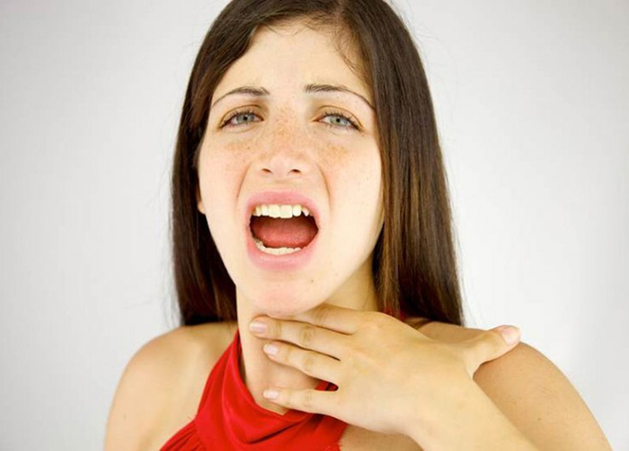 Giọng nói bị gắt khi nói lâu thường xuất hiện khi cổ họng phải hoạt động quá sức.