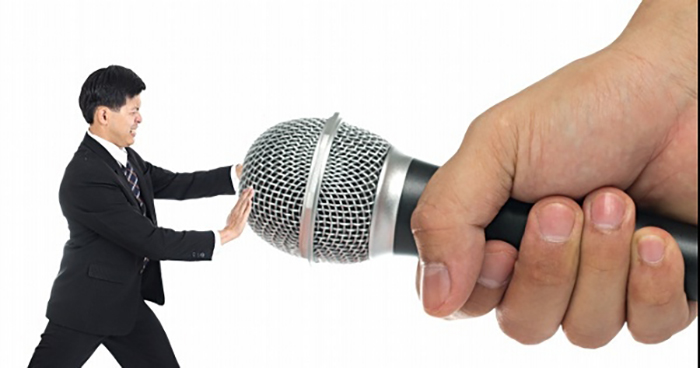 Căng thẳng khi đứng trước đám đông có thể khiến giọng nói run và mất kiểm soát nhịp nói.