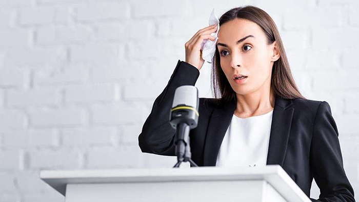 Nỗi sợ nói trước đám đông khiến nhiều người run giọng, hụt hơi và khó truyền đạt ý tưởng.