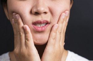 Nói Bị Mỏi Hàm Là Do Đâu? Cách Khắc Phục Hiệu Quả Và Giải Pháp Lâu Dài