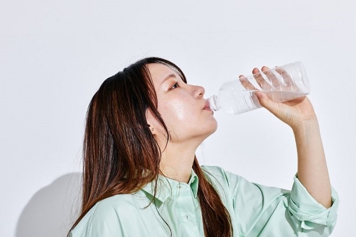 Việc không uống đủ nước có thể ảnh hưởng đến giọng nói