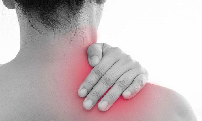 Tình trạng căng cứng vùng cổ, vai và thanh quản có thể là nguyên nhân ảnh hưởng đến giọng nói