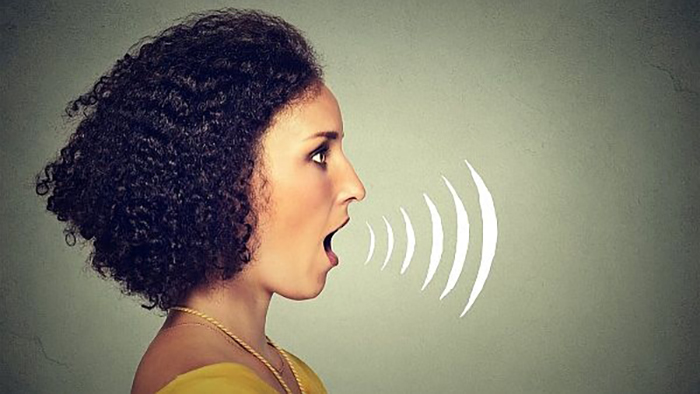 Nhiều người cố gắng nói to bằng cổ họng khiến giọng nhanh mệt và thiếu độ vang.