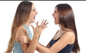 Nguyên nhân thường do nói bằng giọng mũi hoặc căng dây thanh khi phát âm. Thói quen nói nhanh, thiếu kiểm soát hơi thở cũng dễ khiến giọng bị chói.