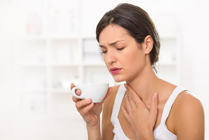 Uống đủ nước giúp giọng nói ổn định, rõ ràng hơn và hạn chế tình trạng hụt hơi hay khàn tiếng khi nói lâu.