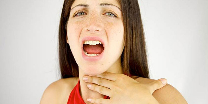 Nói quá nhiều hoặc dùng giọng sai cách có thể khiến dây thanh bị căng và mệt, từ đó dẫn đến khàn tiếng.