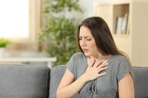 Nói nhanh hết năng lượng khiến giọng nói nhanh mệt và dễ hụt hơi khi giao tiếp hoặc thuyết trình.